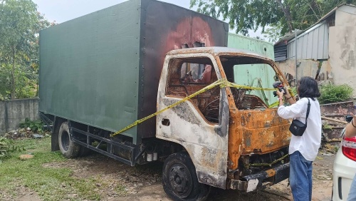 Diduga Dibakar OTK, Mobil Perusahaan Jasa Titipan di Sei Panas Hangus Terbakar 