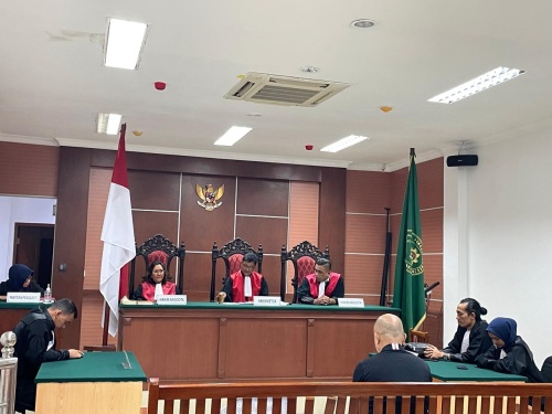 Hakim PN Batam Jatuhkan Putusan Onslag Kepada Terdakwa Riki Lim