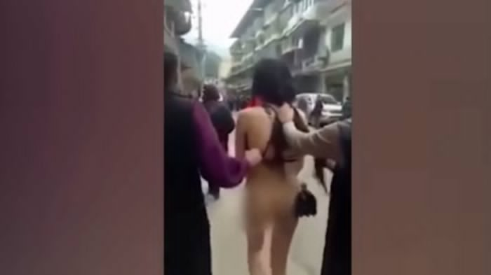 VIDEO Ketahuan Selingkuh dengan Suami Orang Wanita Ini Diarak