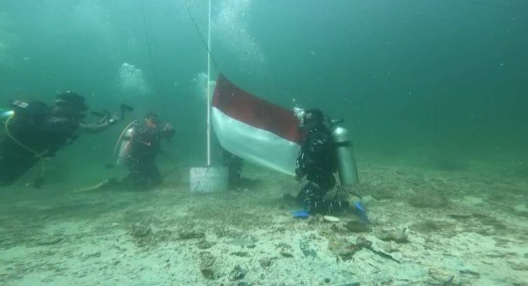 Hut Ri Ke 77 Danyonif 10 Marinirsby Kibarkan Bendera Merah Putih Di Dasar Laut Pulau Labun