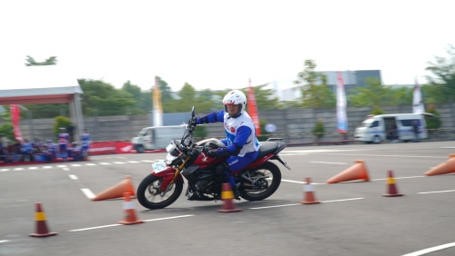Teknik Menikung yang Tepat saat Berkendara dari Capella Honda