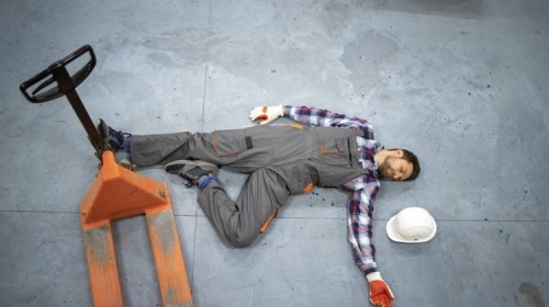 Operator Forklift Tewas Tertimpa Plat Besi di PT Sumber Samudra Makmur