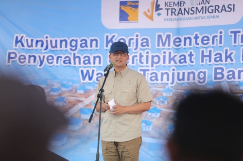 Amsakar Hadiri Penyerahan Sertifikat Hak Milik di Tanjung Banun