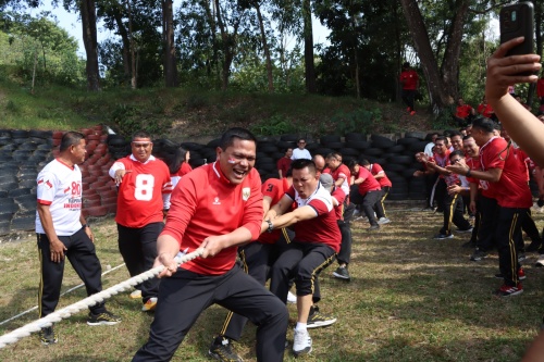 Semarakkan HUT RI Ke 81, Polisi Lomba Tarik Tambang hingga Balap Karung