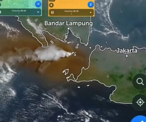 Abu Vulkanik Gunung Anak Krakatau Mengarah ke Samudra Hindia