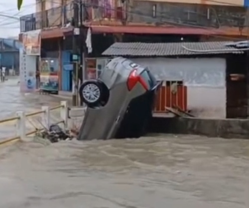 Viral! Minibus Takluk Dihantam Arus Banjir, Terjun ke Parit