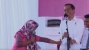 Tiba-tiba  Seorang Ibu 'Memukul' Jokowi Dengan Gemas, Ada Apa??