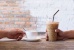 Mana yang Lebih Menyehatkan? Es Kopi atau Kopi Panas