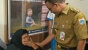 Sela Blusukan Jokowi, Seorang Ibu Histeris Saat Memandangi Wajah Anies 