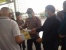Kapolsek KKP dan Manager Operasional PT Synergy Tharada Bagikan Sanitizer kepada Penumpang 