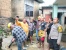 Personel Polsek Lubuk Baja Bantu Warga Tanjung Uma Yang Rumahnya Terkena Banjir 