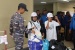 Mudik Lebaran, Personil Lantamal IV Batam Bantu Tertibkan Ribuan Penumpang KM Doro Londa di Batam