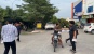Polsek Bengkong Bagikan Paket Makanan Pada Pengguna Jalan Jelang Berbuka Puasa